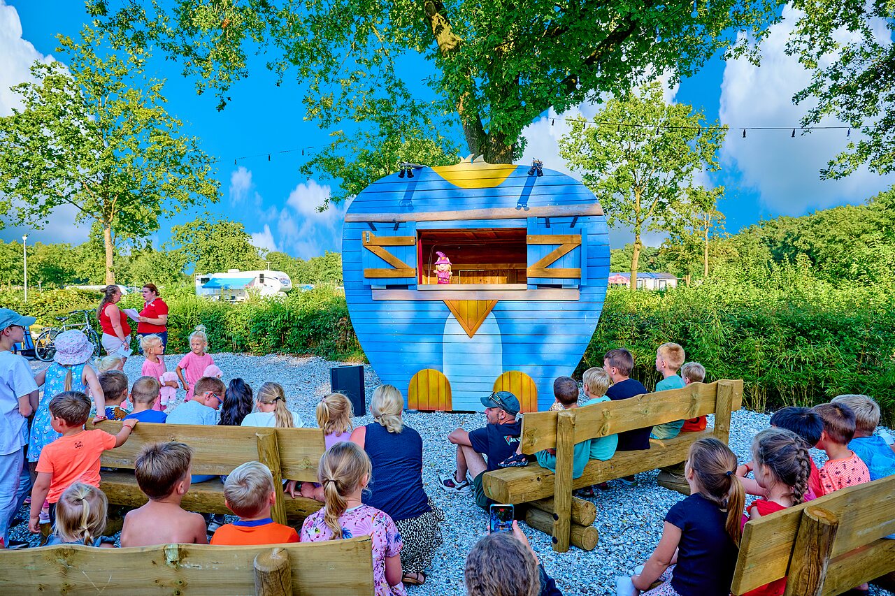 Aire de jeux color�e avec toboggans, filet et mascotte au camping CAPFUN Heino � Heino.