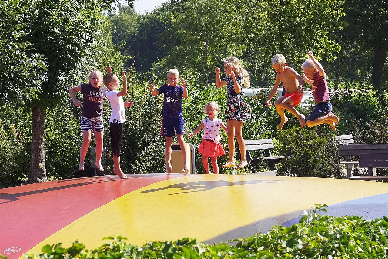Course color�e avec enfants et adultes sous une arche au camping CAPFUN Heino � Heino.