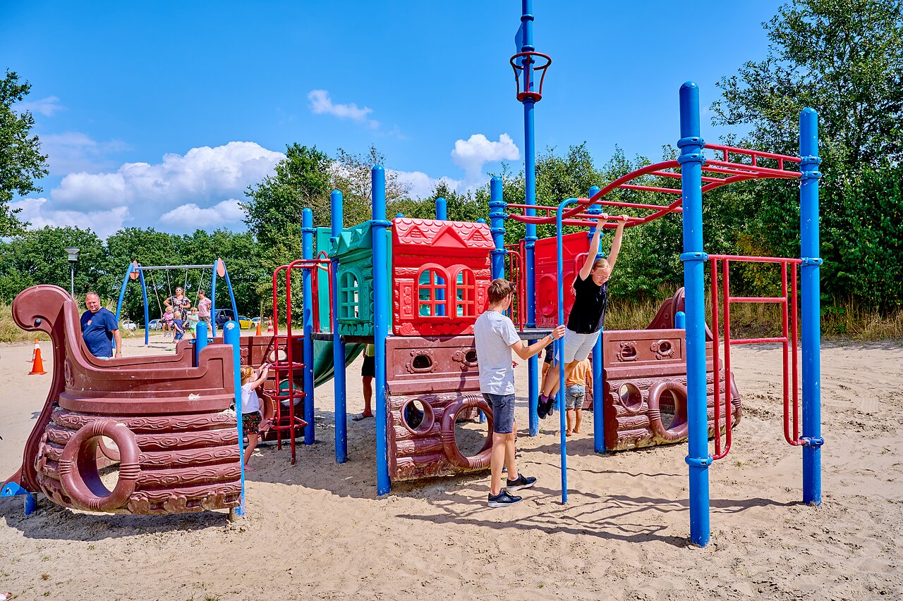 Baby-foot et aire de jeux color�e avec toboggans au camping CAPFUN Heino � Heino.