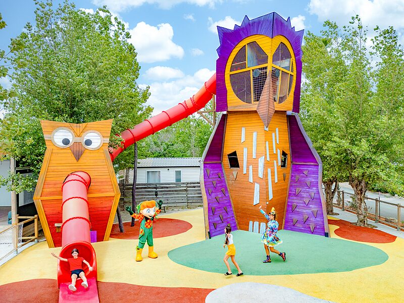 Jeu Carabouille - Aire de jeux th�matique hiboux, toboggans, enfants et mascotte au CAPFUN Hermitage SERIGNAN (34).
