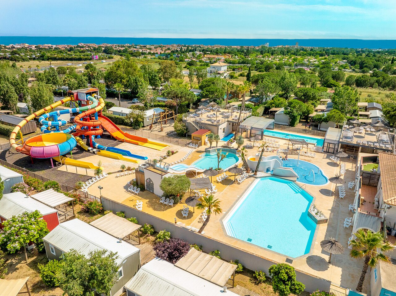 Parc aquatique g�ant, toboggans color�s et piscines ext�rieures au camping CAPFUN Hermitage � SERIGNAN (34).