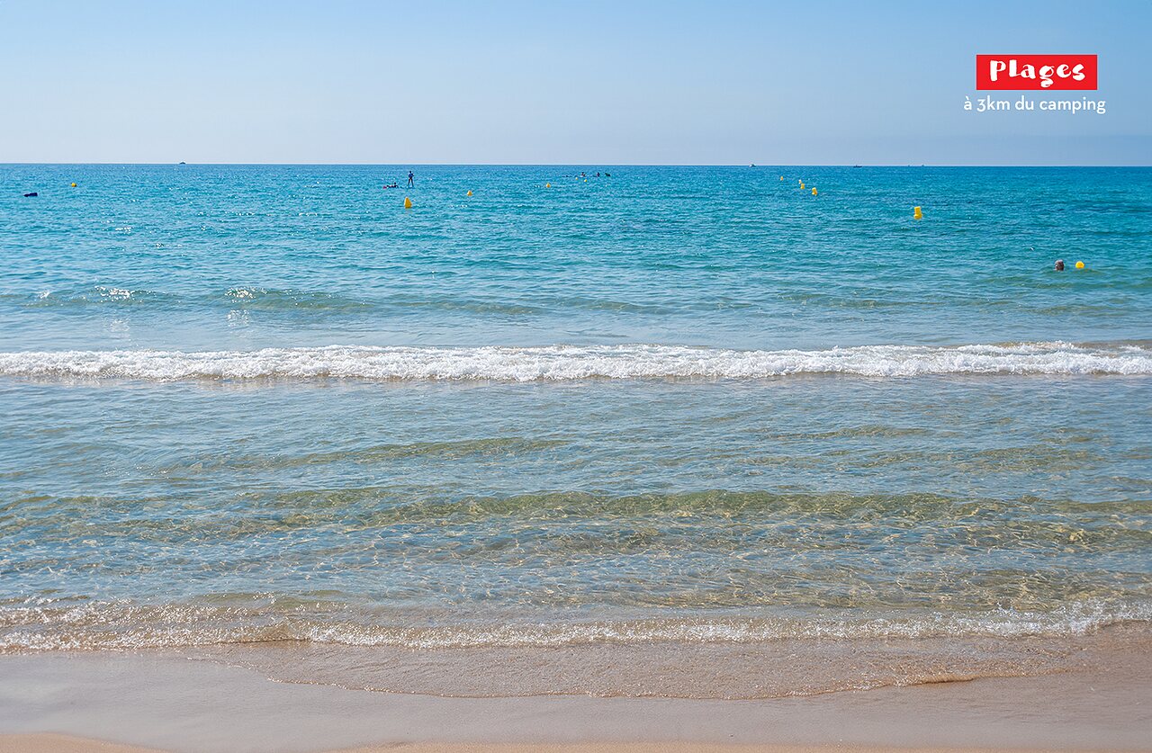 Plage de sable fin avec baigneurs et paddleboarders, � 3km de S�rignan.