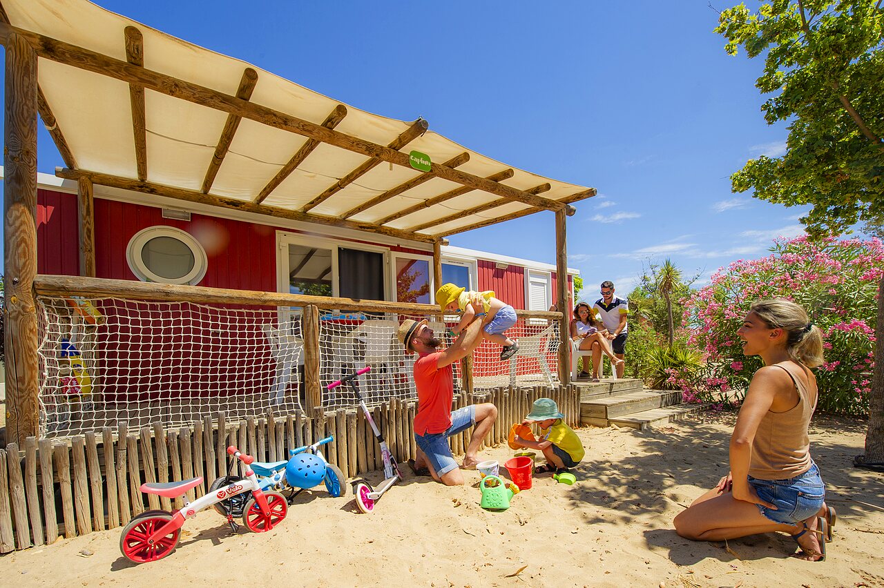 Mobile-home familial, enfants jouant au camping CAPFUN Hermitage � SERIGNAN (34).