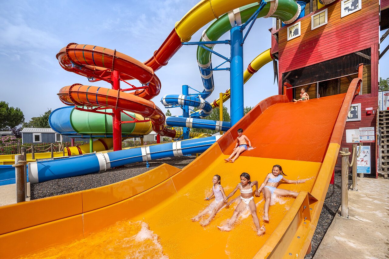 Toboggans aquatiques color�s et enfants s'amusant au camping CAPFUN Hermitage � SERIGNAN (34).