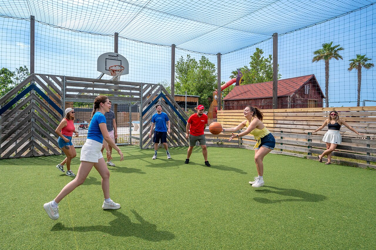 Terrain multisport avec des jeunes jouant au basketball au camping CAPFUN Hermitage � SERIGNAN (34).