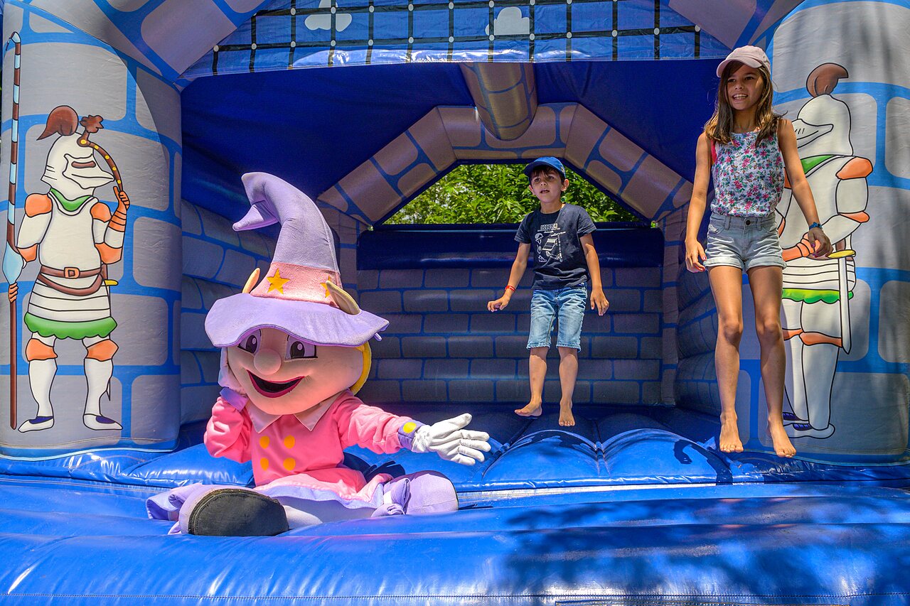 Ch�teau gonflable avec enfants et mascotte au camping CAPFUN Hermitage � SERIGNAN (34).