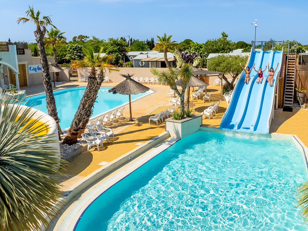 Toboggan aquatique et piscines ext�rieures au camping CAPFUN Hermitage � SERIGNAN (34).