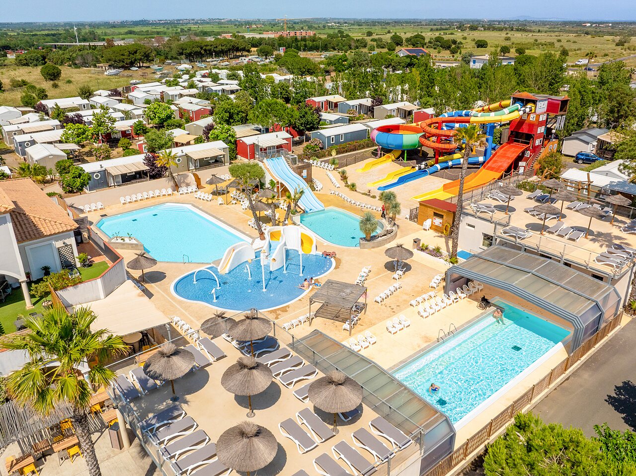 Parc aquatique avec toboggans g�ants, piscines et pataugeoire au camping CAPFUN Hermitage � SERIGNAN (34).
