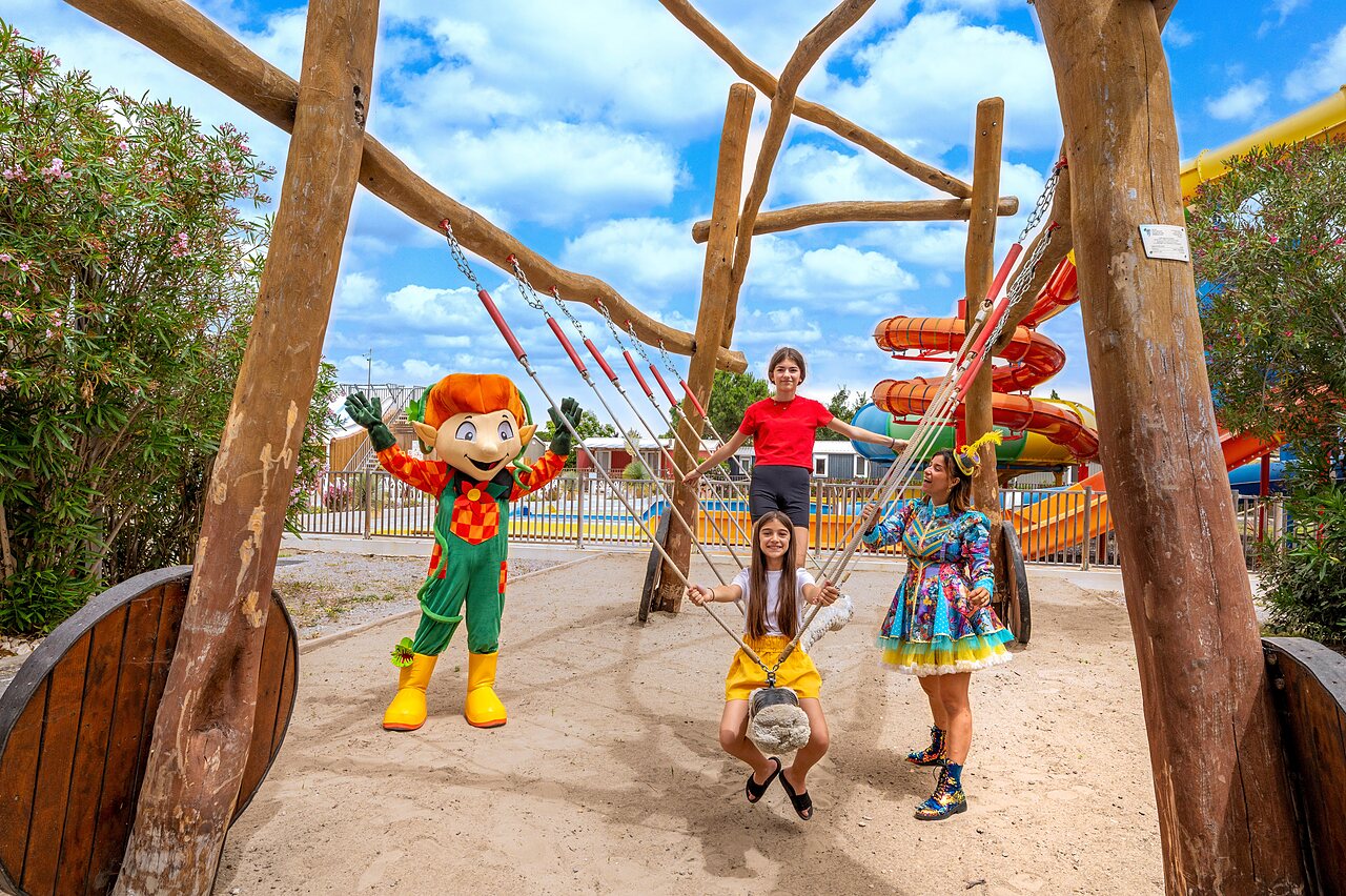 Mascotte, enfants et animateur sur aire de jeux. Camping CAPFUN Hermitage � SERIGNAN (34).