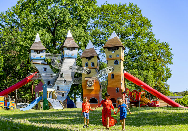 Jeu Carabouille - Grande aire de jeux ch�teau avec toboggans et famille au camping CAPFUN Hirondelle � Oteppe.