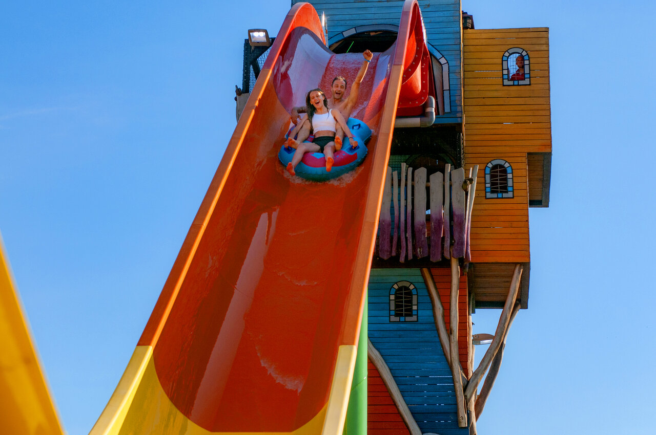 Deux personnes sur toboggan aquatique g�ant au camping CAPFUN Hirondelle � Oteppe.