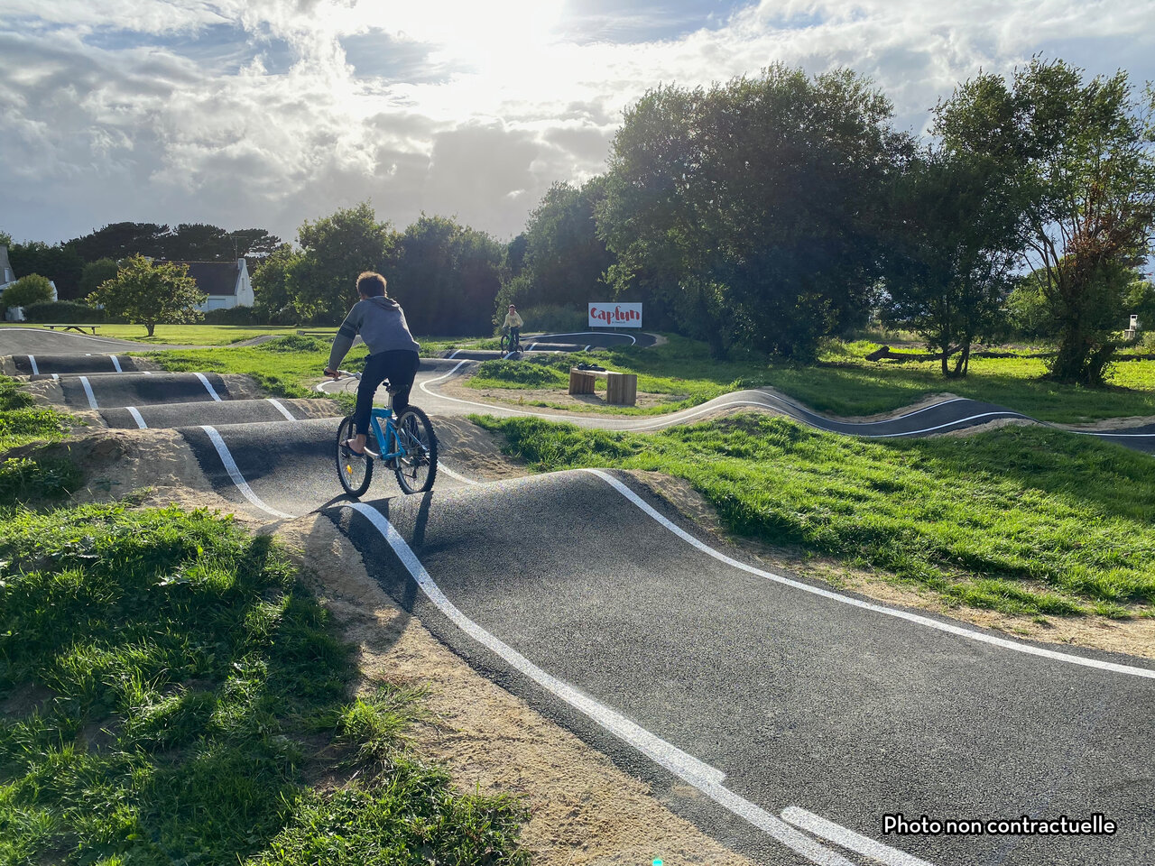 Enfant � v�lo sur le pump track moderne au camping CAPFUN Hirondelle � Oteppe.