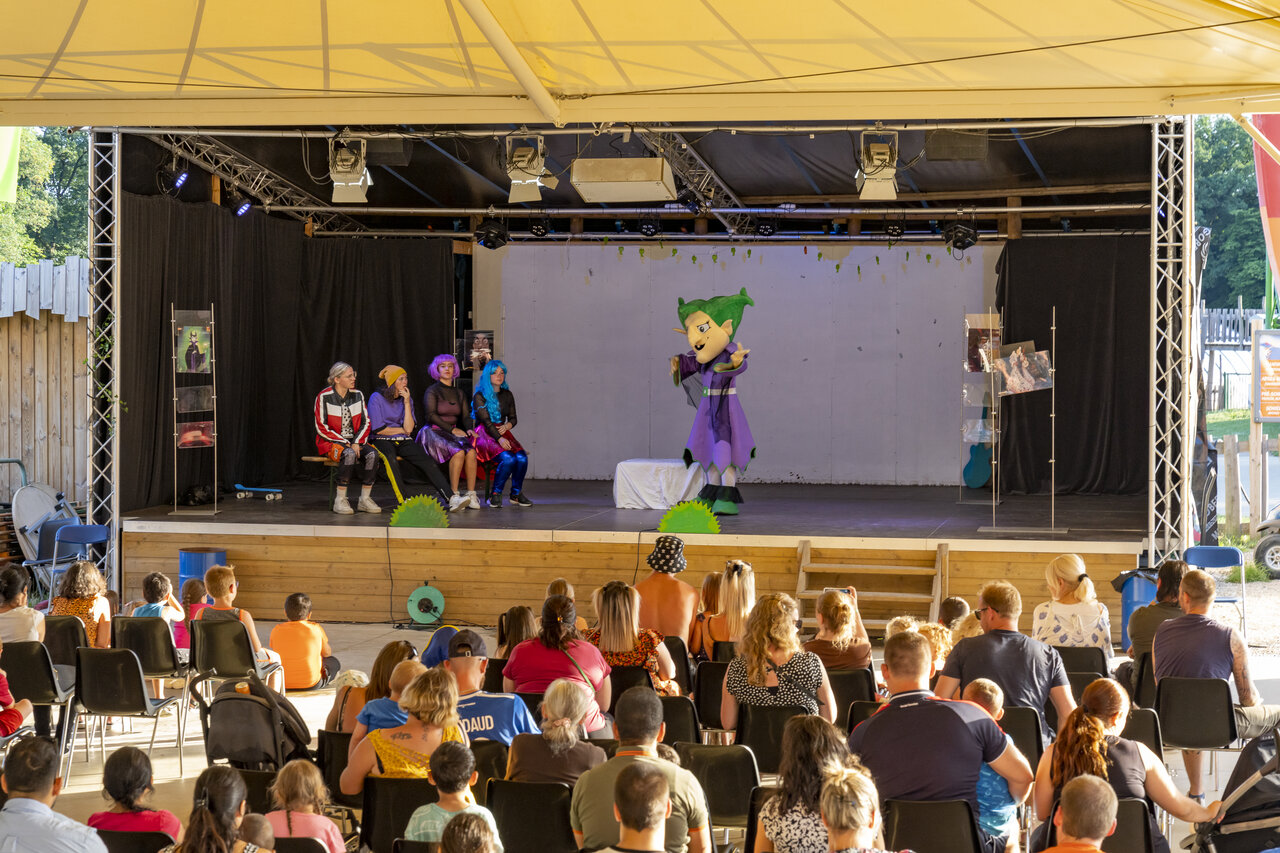 Spectacle d'animation avec mascotte et artistes au camping CAPFUN Hirondelle � Oteppe.