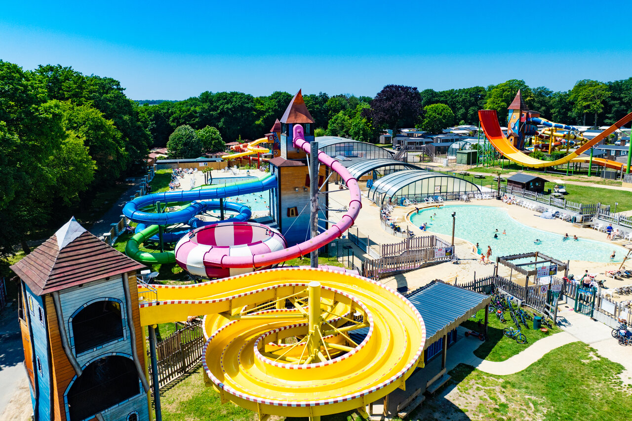 Parc aquatique avec toboggans g�ants et piscines au camping CAPFUN Hirondelle � Oteppe.