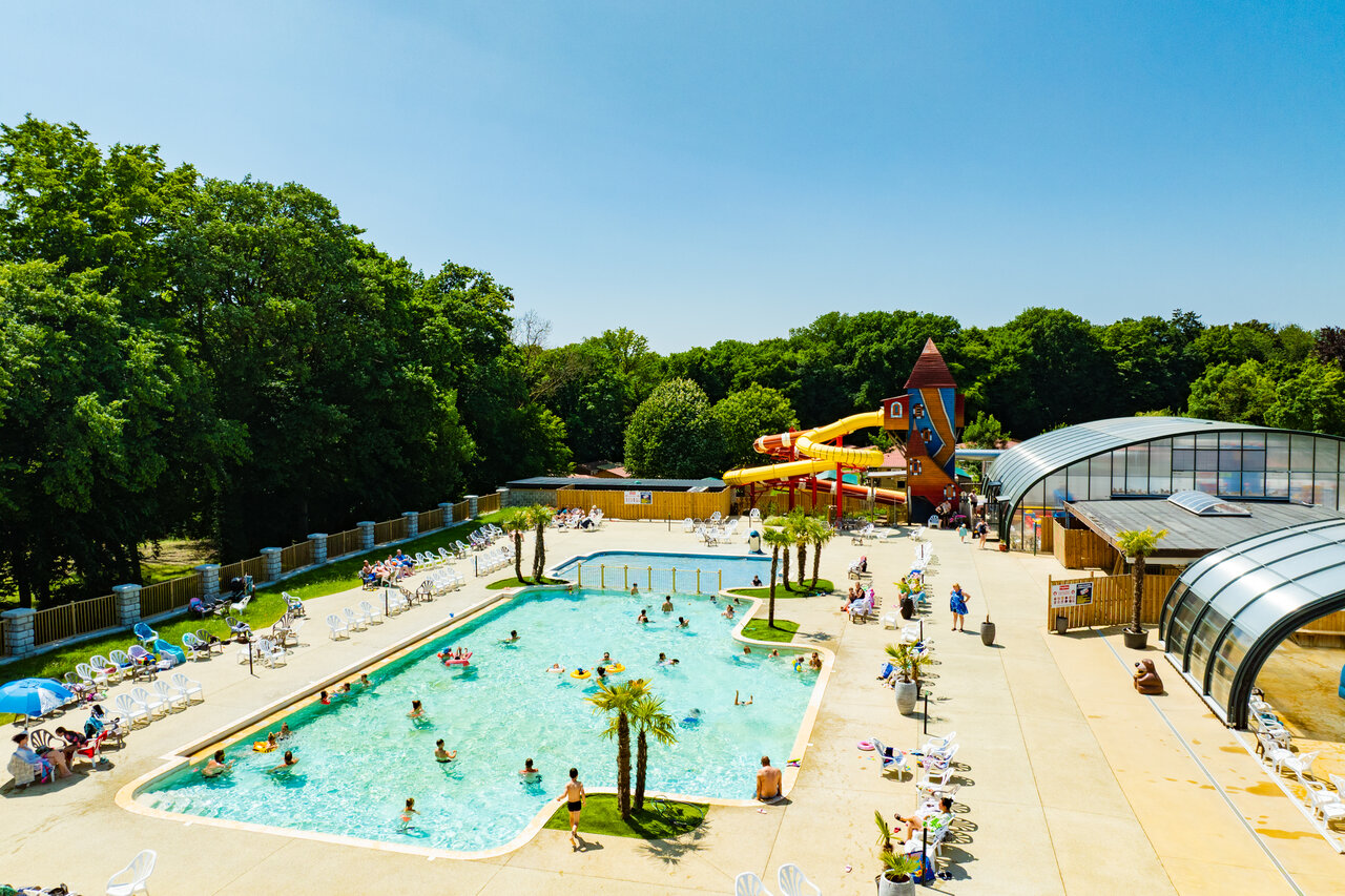 Piscine ext�rieure, toboggans aquatiques et espace jeux au camping CAPFUN Hirondelle � Oteppe.