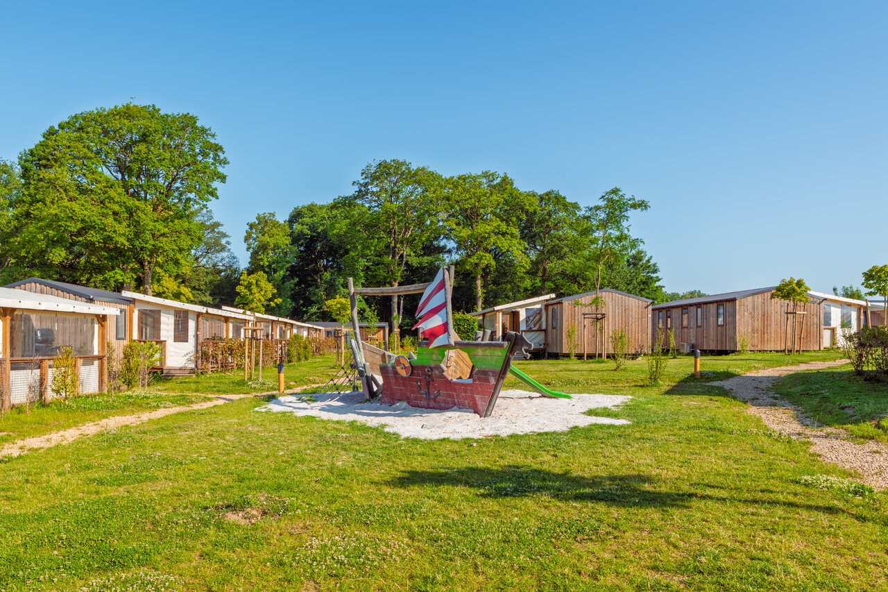 Aire de jeux bateau pirate et mobile homes en bois au camping CAPFUN Hirondelle � Oteppe.