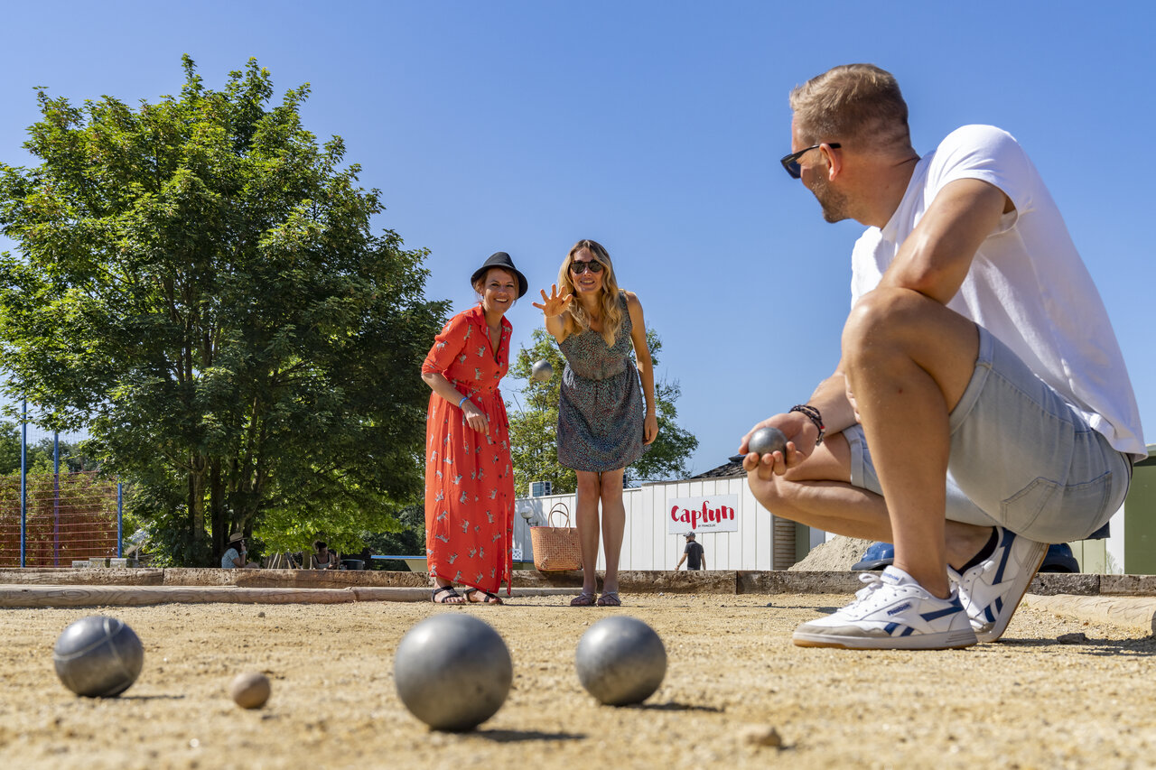 Famille jouant � la p�tanque sur le terrain de boules au camping CAPFUN Hirondelle � Oteppe.