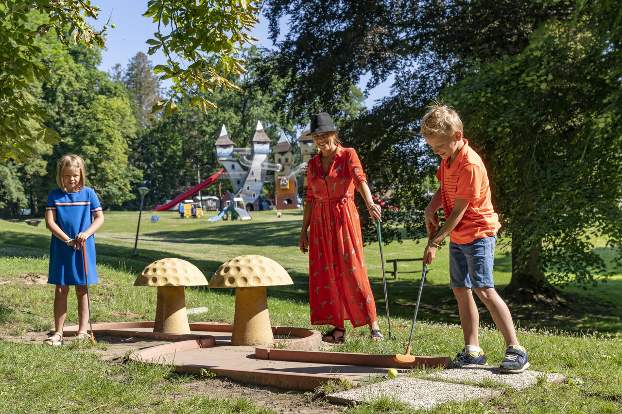Mini-golf familial et aire de jeux ch�teau au camping CAPFUN Hirondelle � Oteppe.