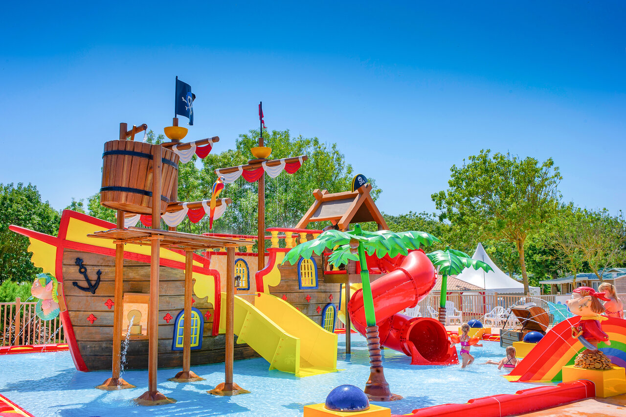 Espace aquatique bateau pirate avec toboggans au camping CAPFUN Huttes � Saint-Denis d'Ol�ron.