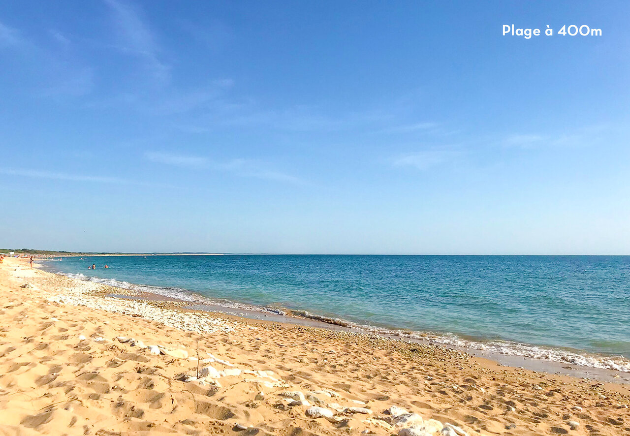 Plage de sable fin et mer turquoise � 400m du camping CAPFUN Huttes � Saint-Denis d'Ol�ron (17).