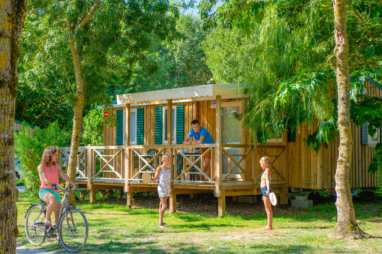 Mobile home en bois avec terrasse, famille et v�lo au camping CAPFUN Huttes � Saint-Denis d'Ol�ron (17).