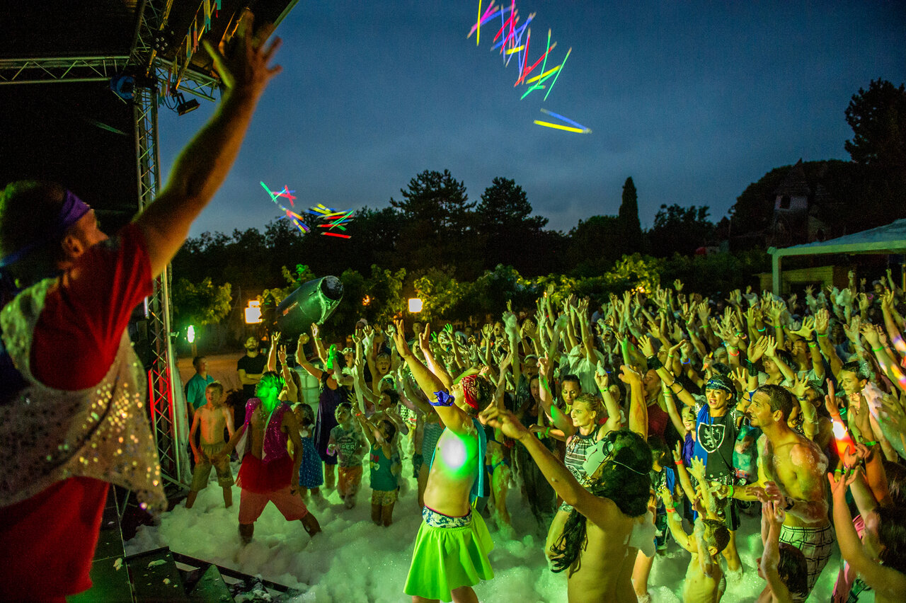 Soir�e mousse anim�e, public joyeux au camping CAPFUN Huttes Saint-Denis d'Ol�ron.