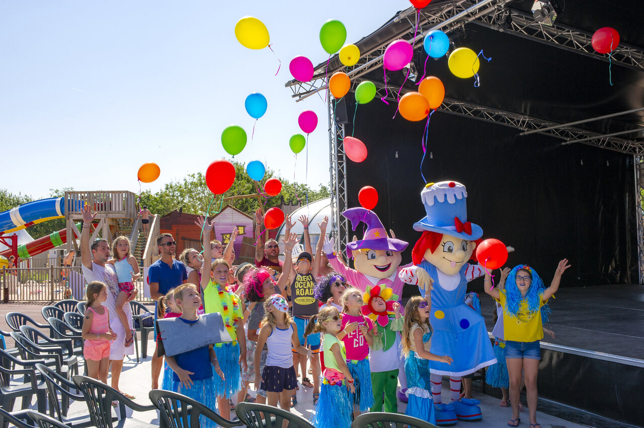 Animation festive avec enfants, mascottes et ballons color�s au camping CAPFUN Huttes � Saint-Denis d'Ol�ron (17).
