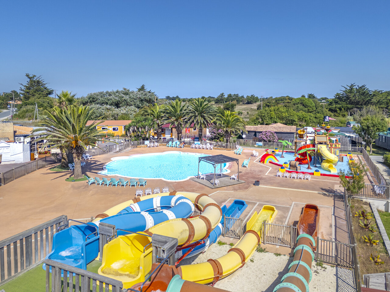 Piscine ext�rieure, toboggans et jeux aquatiques au camping CAPFUN Huttes � Saint-Denis d'Ol�ron.