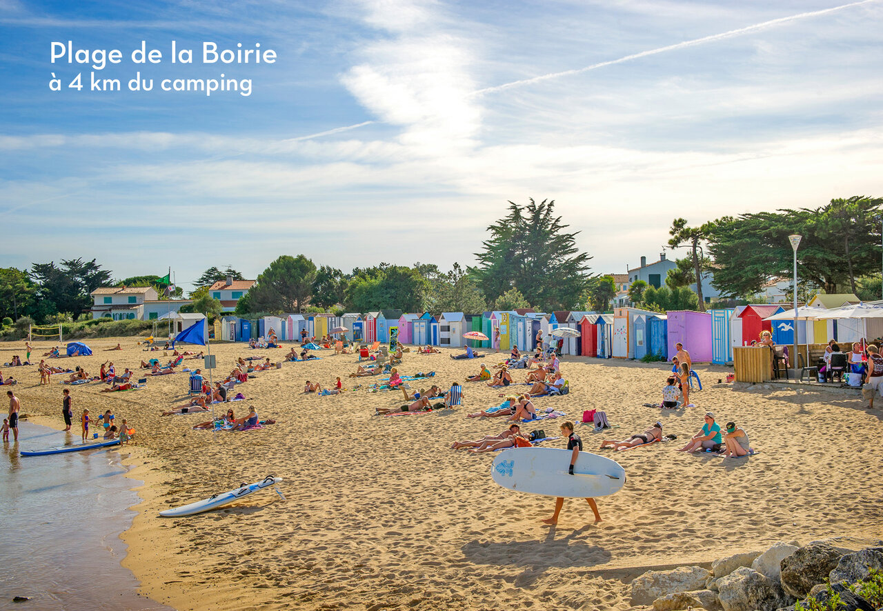 Plage de la Boirie, sable fin, cabines color�es, lieu � visiter pr�s du camping.