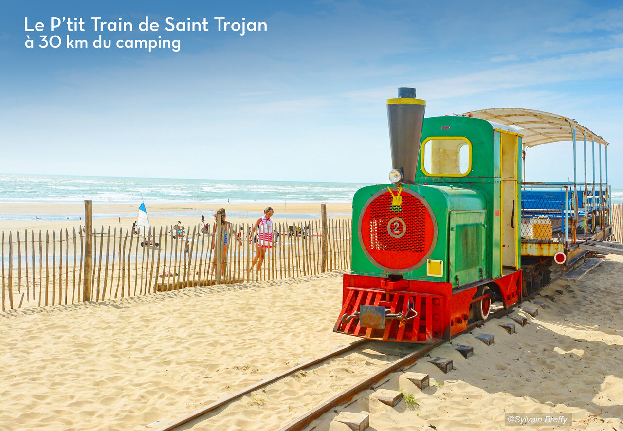 Petit train touristique de Saint-Trojan-les-Bains sur la plage de l'�le d'Ol�ron.