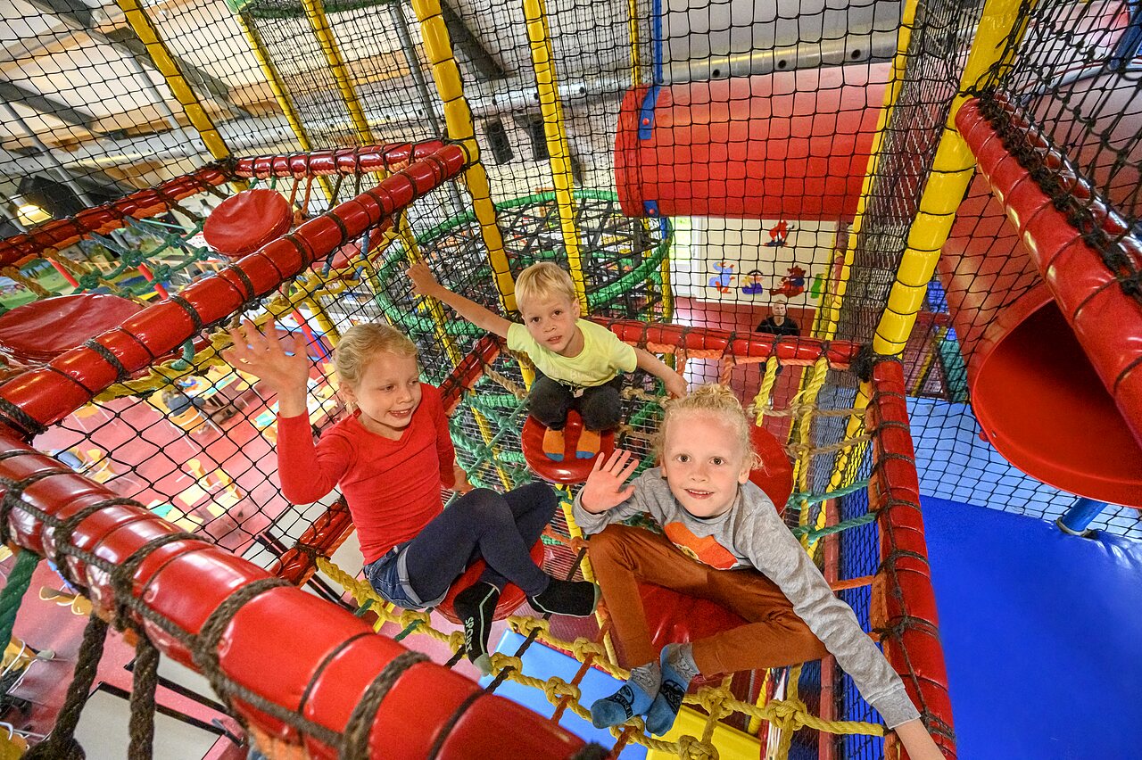 Enfants s'amusant dans l'aire de jeux int�rieure au camping CAPFUN IJsselstrand � Doesburg.