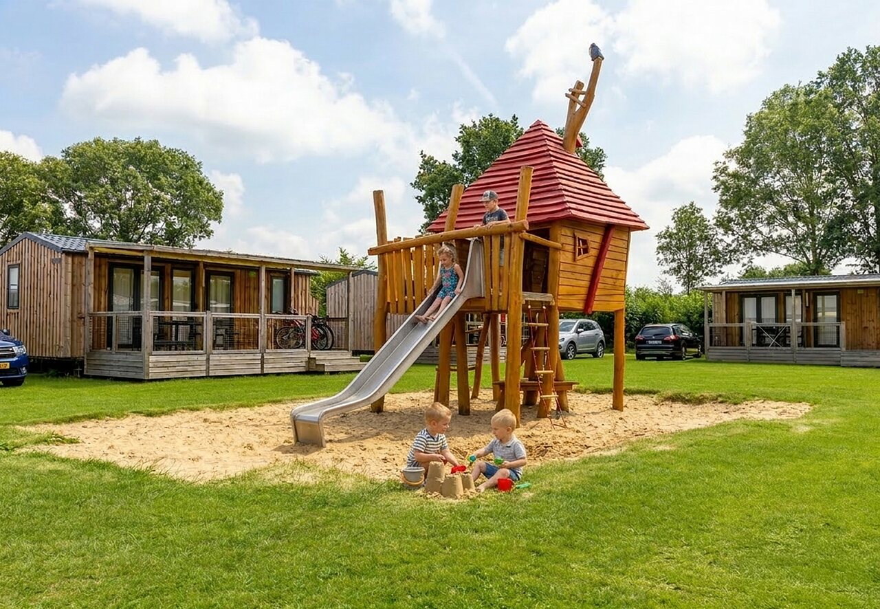 Aire de jeux en bois avec toboggan et enfants, mobile homes au camping CAPFUN IJsselstrand � Doesburg.