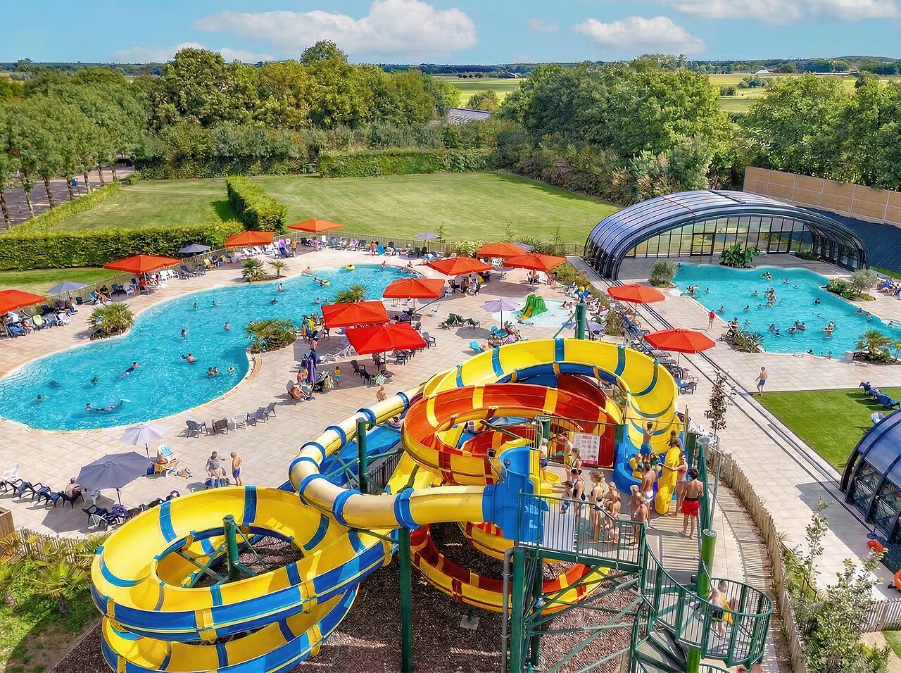 Toboggans aquatiques g�ants et piscines ext�rieures/int�rieures au camping CAPFUN IJsselstrand � Doesburg.