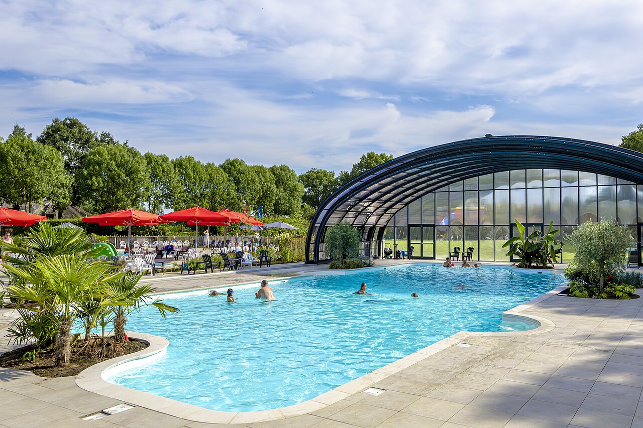 Piscine ext�rieure avec bassin couvert et transats au camping CAPFUN IJsselstrand � Doesburg.
