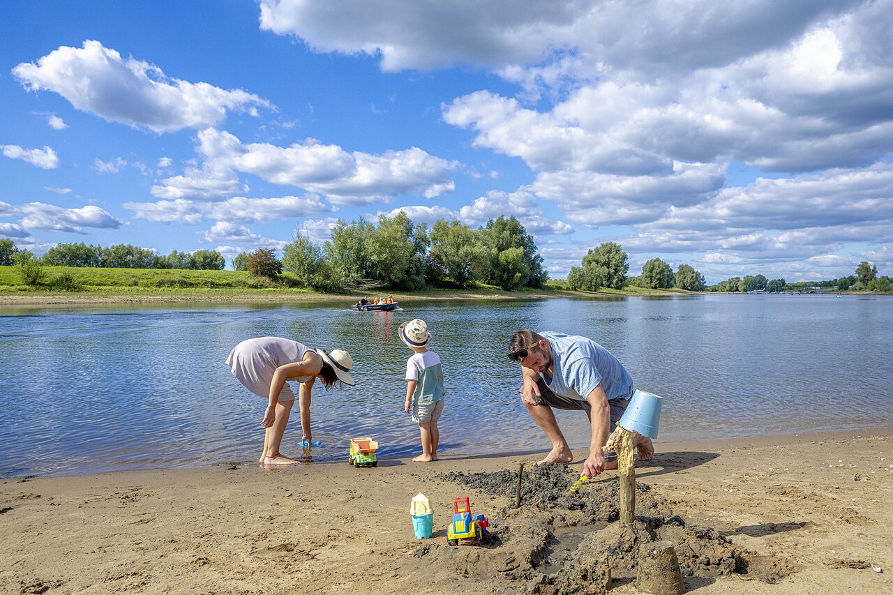 Famille avec enfant sur plage de sable au CAPFUN IJsselstrand � Doesburg.