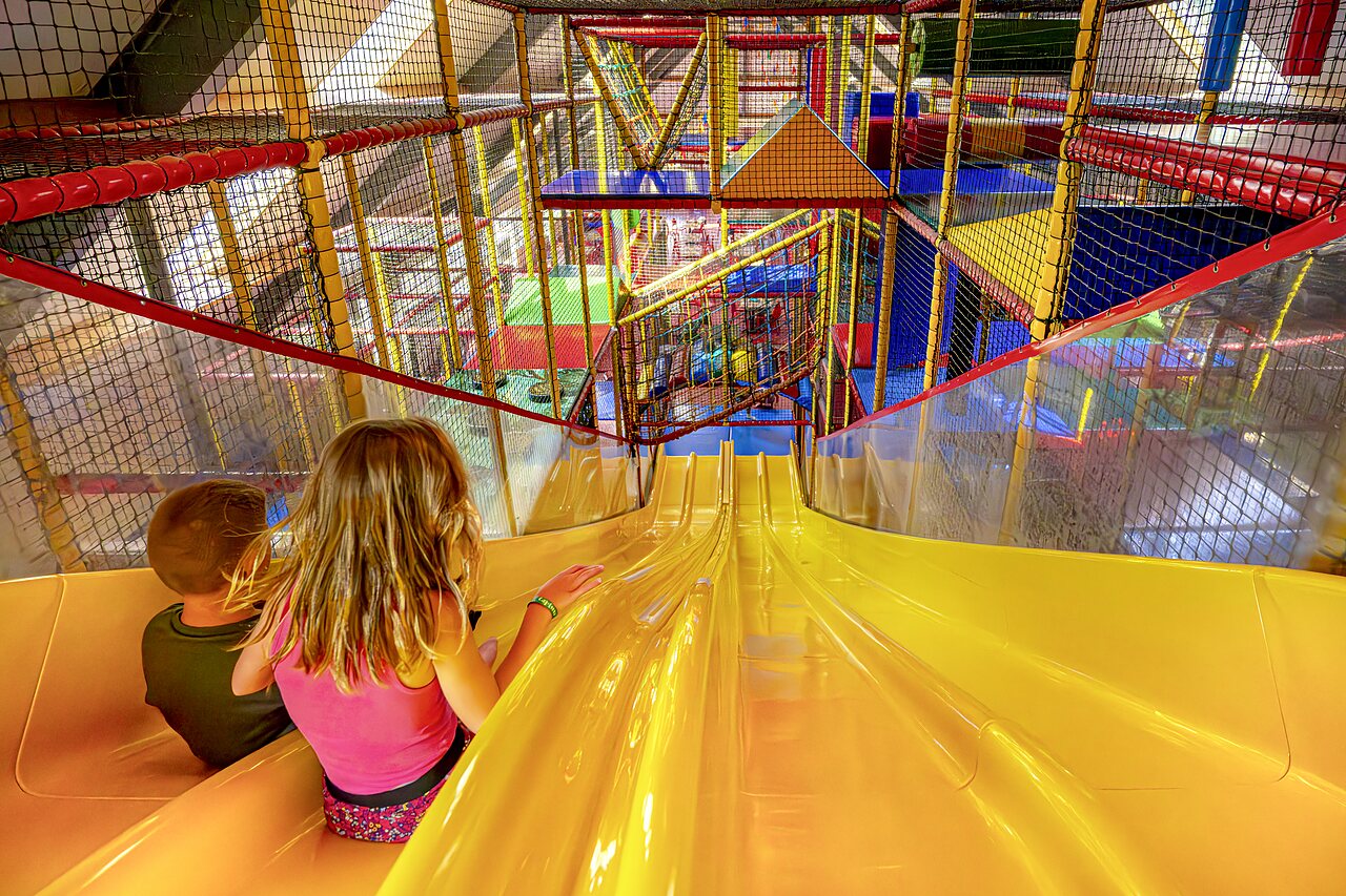 Toboggan et aire de jeux int�rieure g�ante pour enfants au camping CAPFUN IJsselstrand � Doesburg.