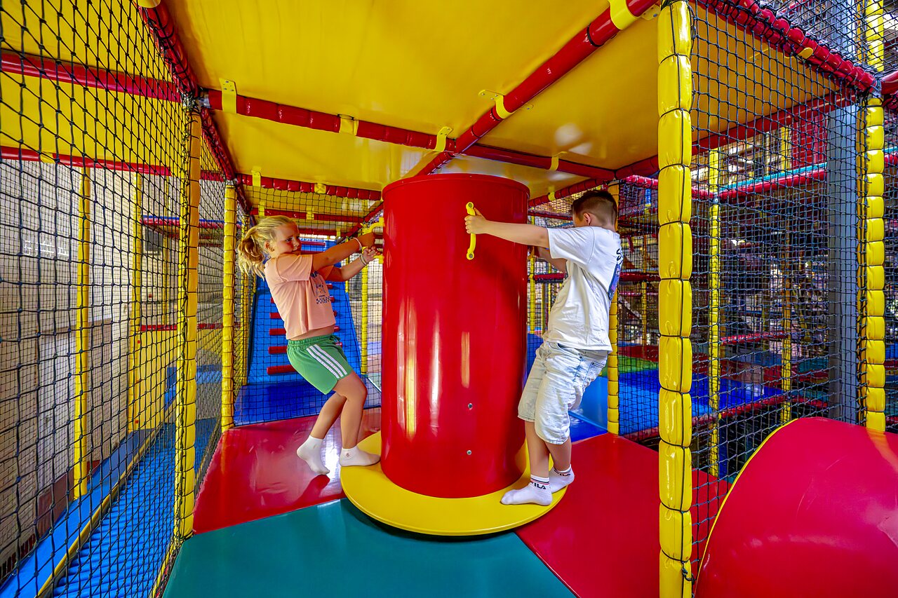 Enfants jouant sur une structure de jeux int�rieure color�e au camping CAPFUN IJsselstrand � Doesburg.