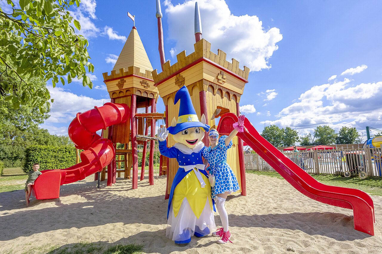 Aire de jeux ch�teau, toboggans rouges et mascottes au camping CAPFUN IJsselstrand � Doesburg.