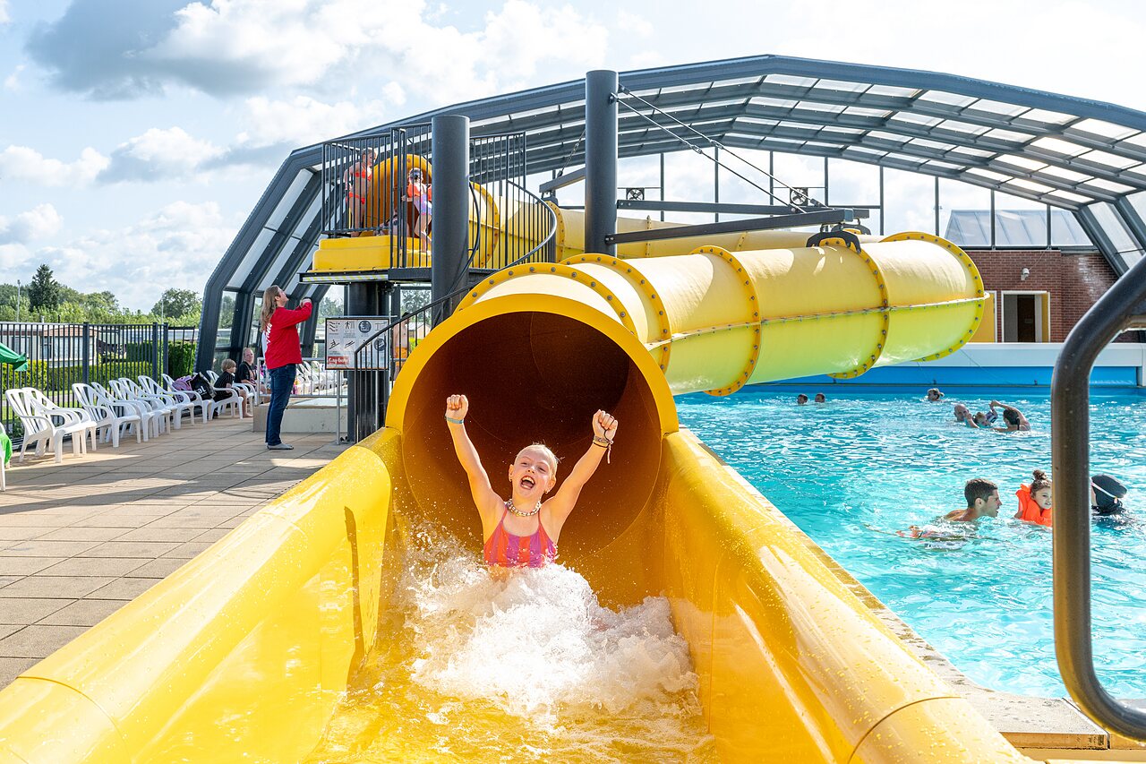 Toboggan aquatique jaune et piscine couverte au camping CAPFUN IJsselstrand � Doesburg.