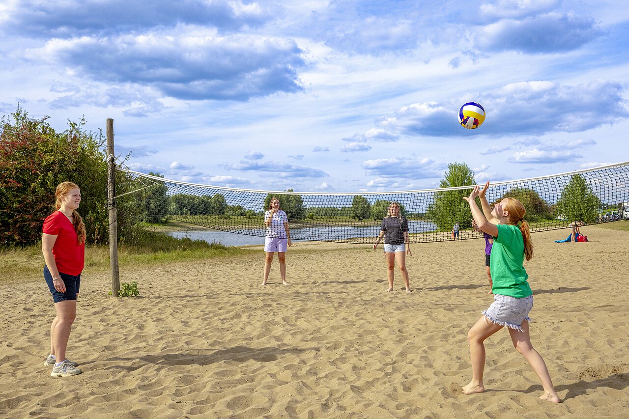Beach-volley sur la plage de sable au camping CAPFUN IJsselstrand � Doesburg.