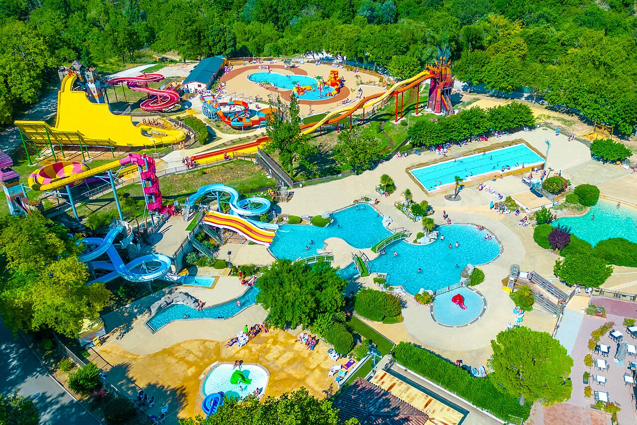 Parc aquatique g�ant avec piscines et toboggans au camping CAPFUN Imbours � LARNAS (07).