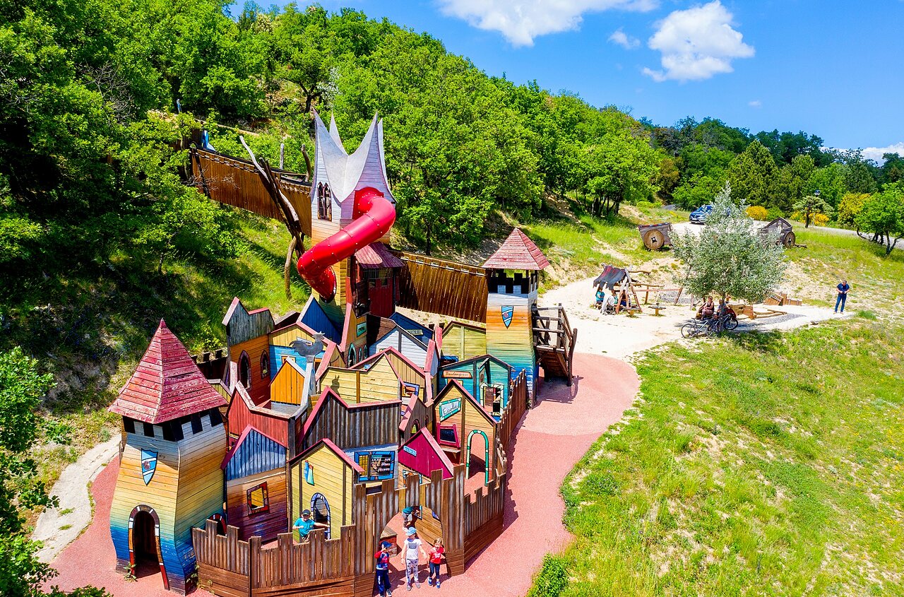 Aire de jeux g�ante en forme de village avec toboggan au camping CAPFUN Imbours � LARNAS (07).