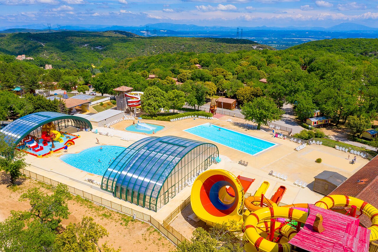 Parc aquatique avec piscines couvertes, toboggans g�ants au camping CAPFUN Imbours � LARNAS (07).