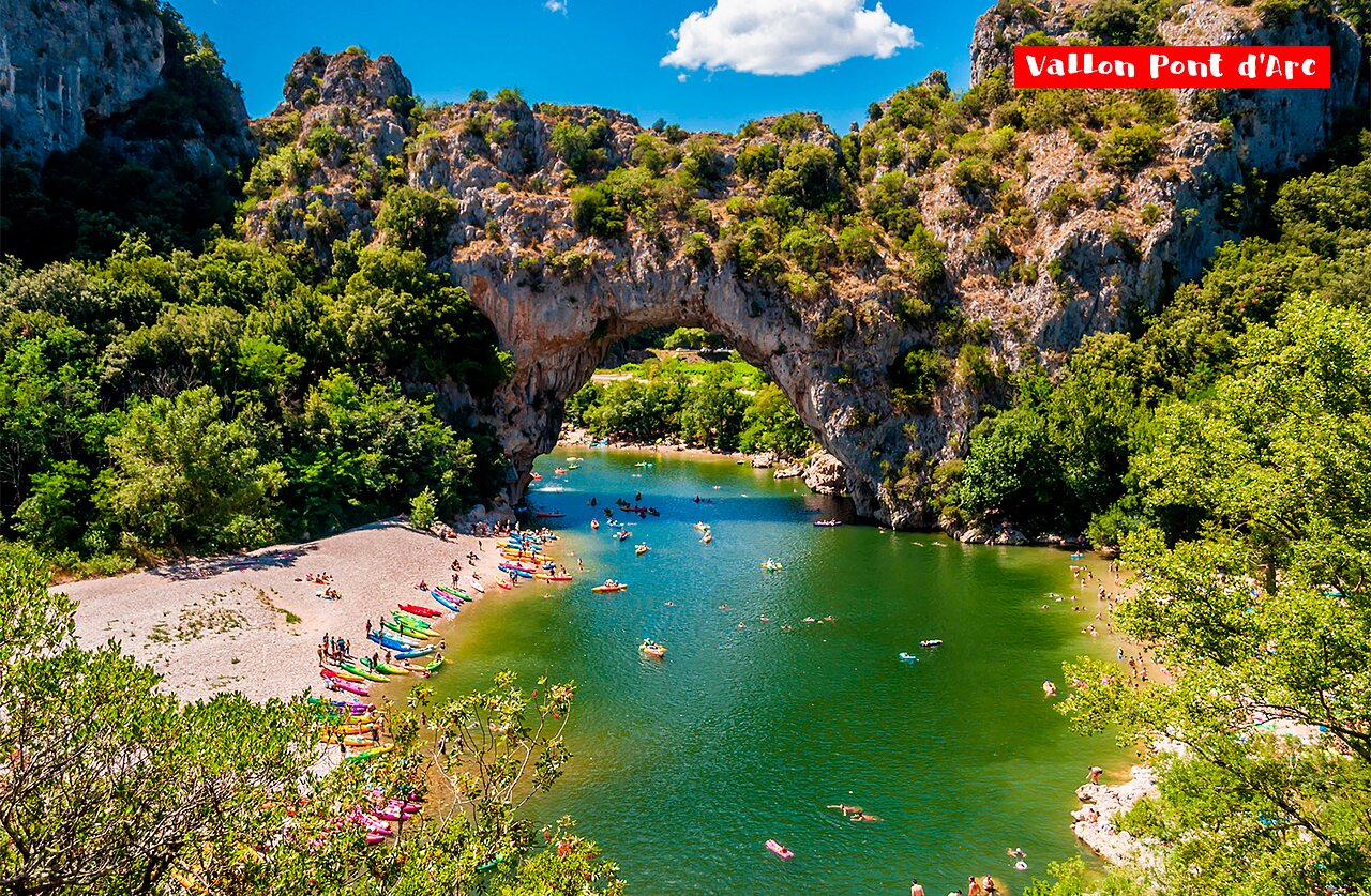 Pont d'Arc naturel, kayaks et baignade sur l'Ard�che, pr�s de Vallon-Pont-d'Arc.