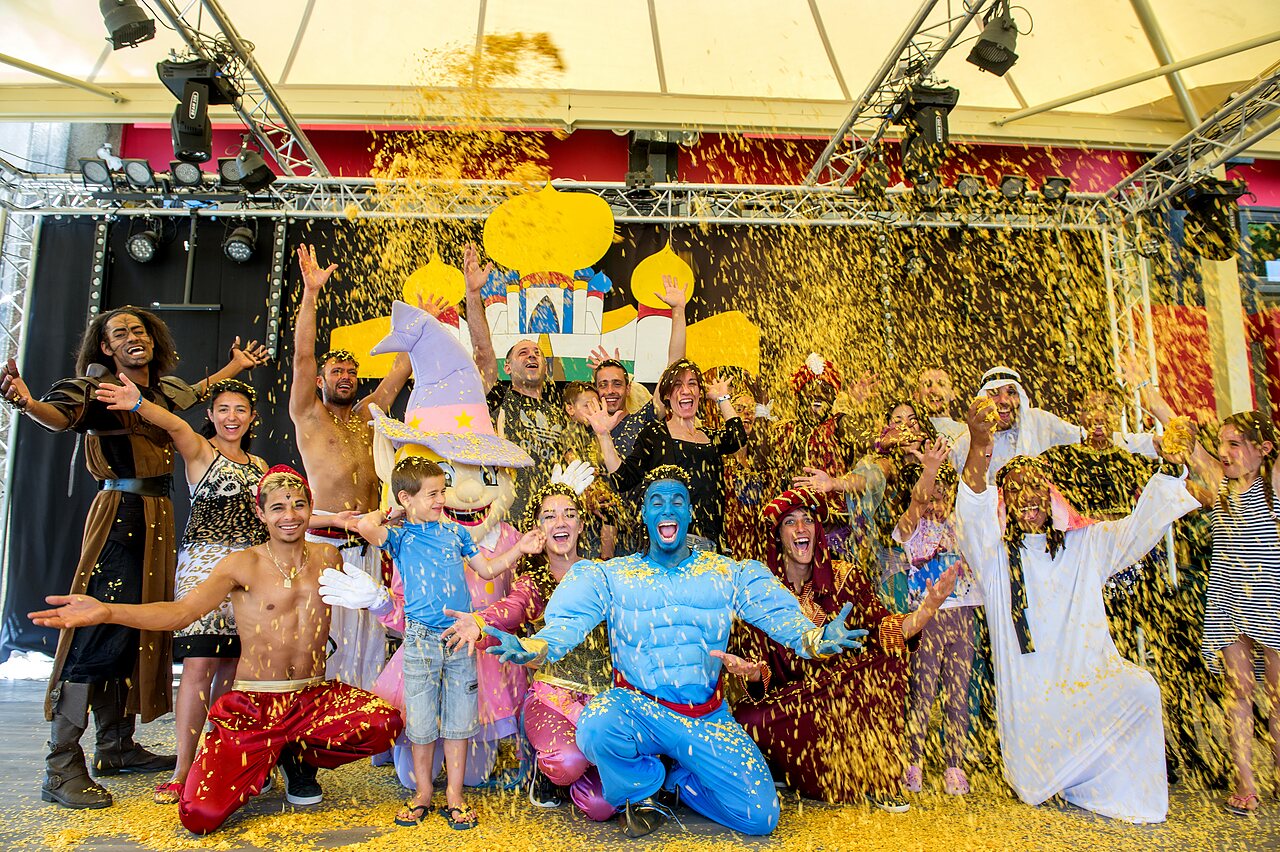 Animation festive avec personnages costum�s et confettis au camping CAPFUN Imbours � LARNAS (07).