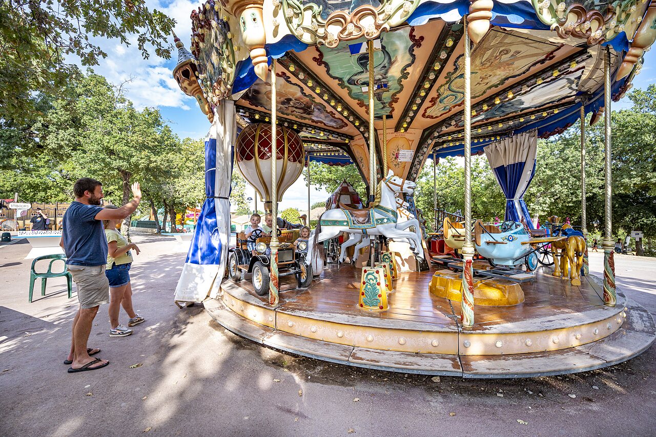 Man�ge color� avec enfants souriants au camping CAPFUN Imbours � LARNAS (07).