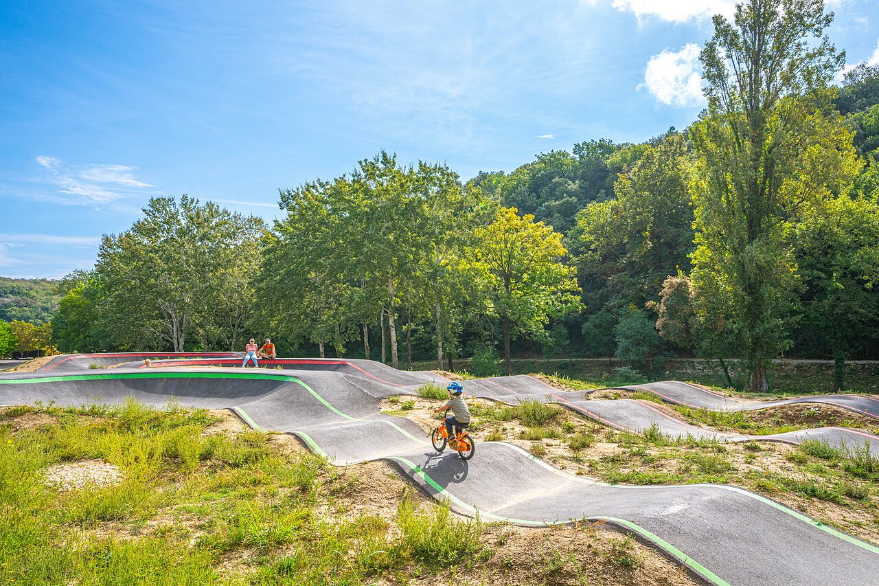 Enfant � v�lo sur pump track, sport au camping CAPFUN Imbours � LARNAS (07).
