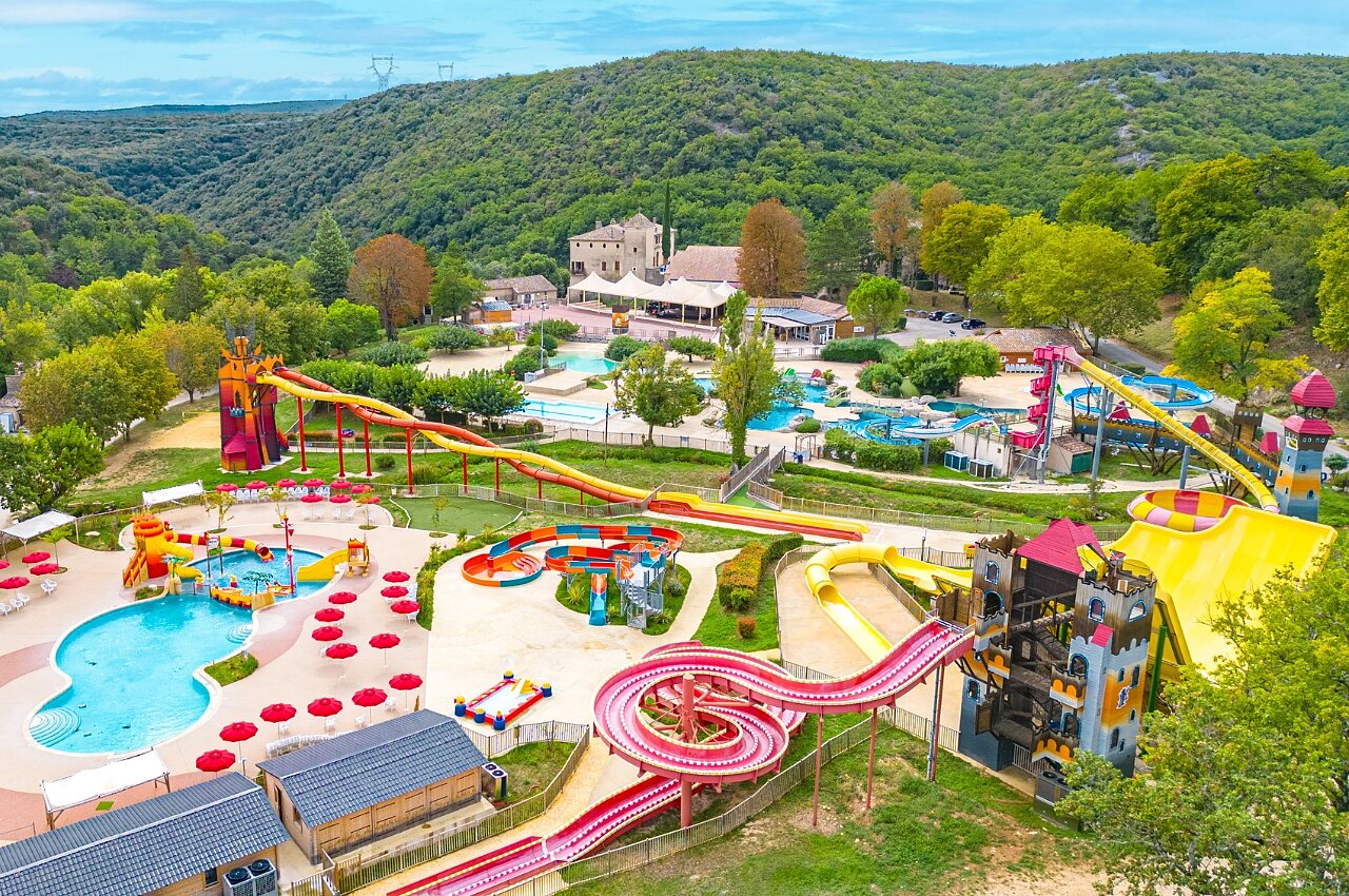 Parc aquatique, toboggans g�ants et piscines ext�rieures au camping CAPFUN Imbours � LARNAS (07).