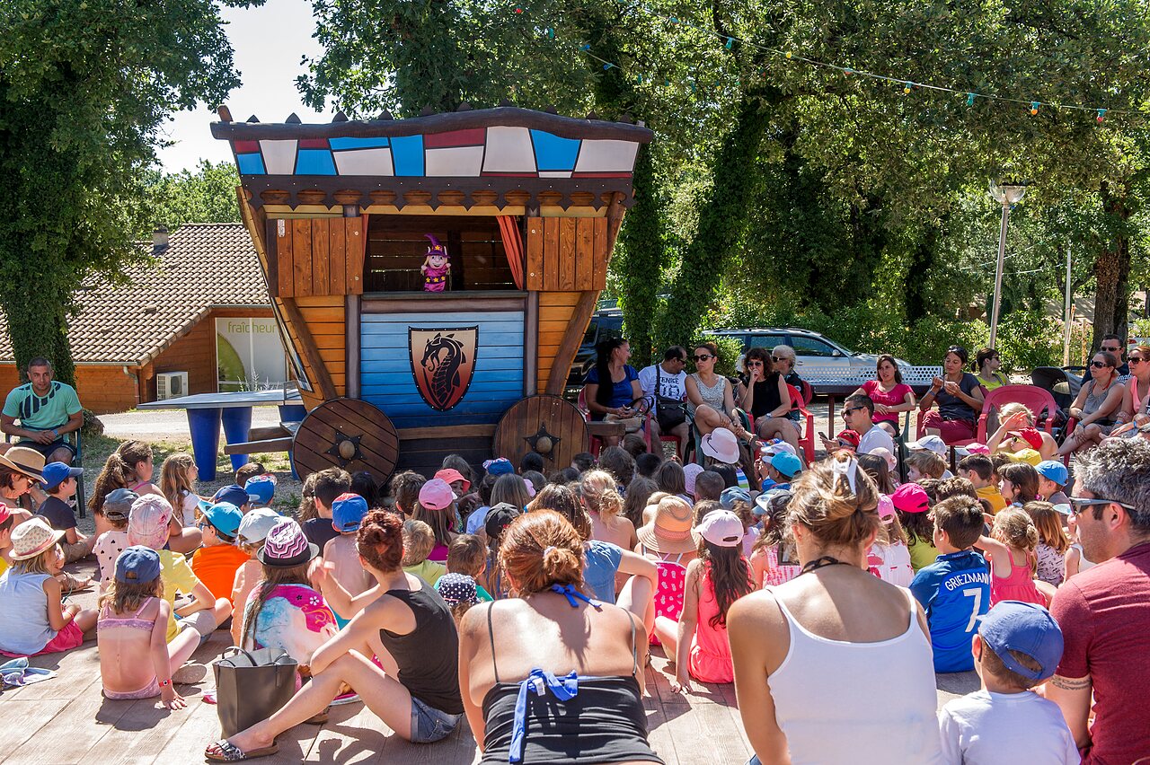 Spectacle de marionnettes pour enfants et adultes au camping CAPFUN Imbours � LARNAS (07).