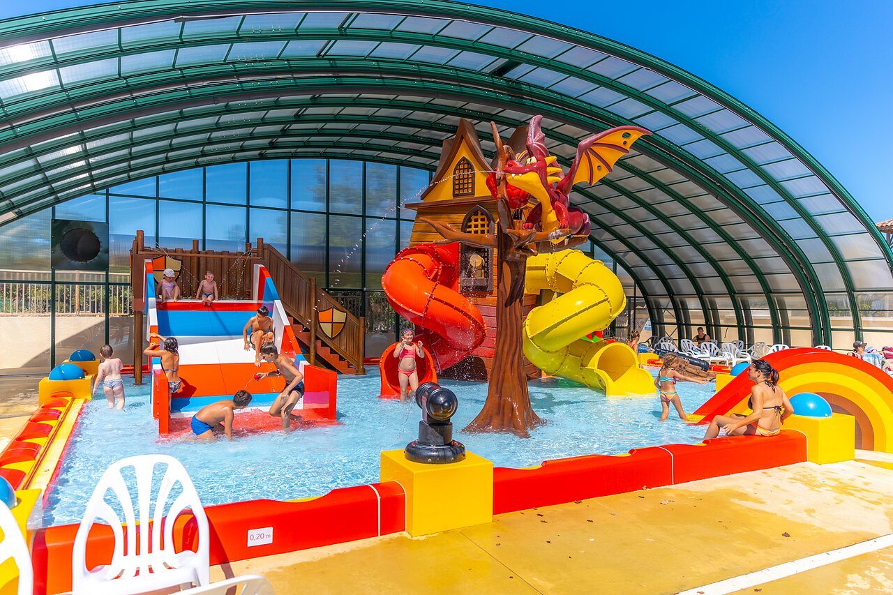 Aire de jeux aquatique couverte avec toboggans et dragon au camping CAPFUN Imbours � LARNAS (07).